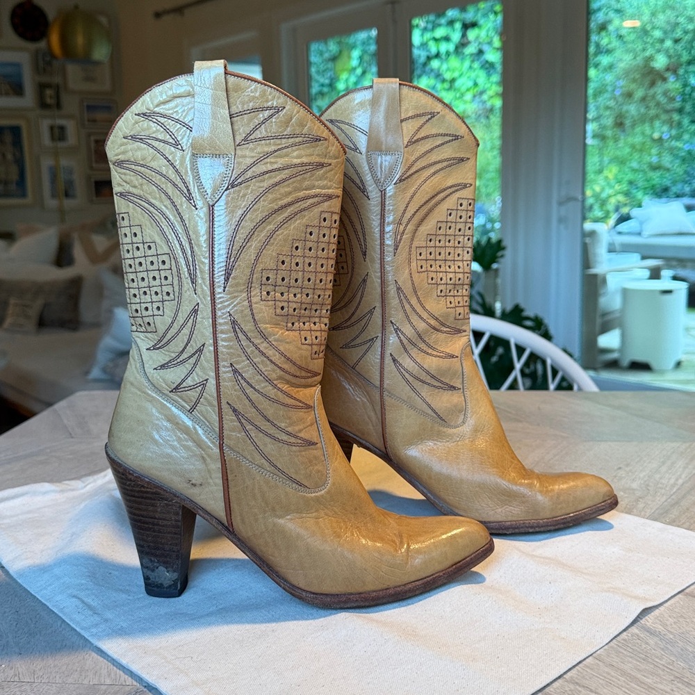 VINTAGE Western Style Camel Leather Cowboy / Cowgirl Boots Brown Stitching sz 8 - Picture 2 of 11